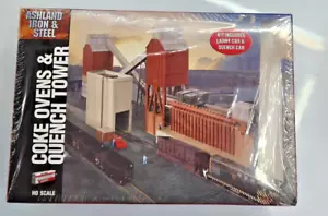 2972 Walthers Cornerstone Forno Coca Cola e Torre di Estinzione Ashland Ferro e Acciaio NUOVO - Foto 1 di 2