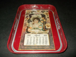 VASSOIO COCA COLA COKE VINTAGE ANNI '80 IN LATTA calendario 1901 - Foto 1 di 1