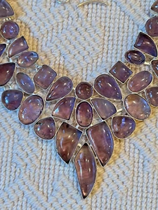 NEU OHNE ETIKETT AMETHYST CABACHON ZARGENBESETZTE STEINE MIT STERLINGSILBER HALSKETTE. ADJ. GR. - Bild 1 von 5