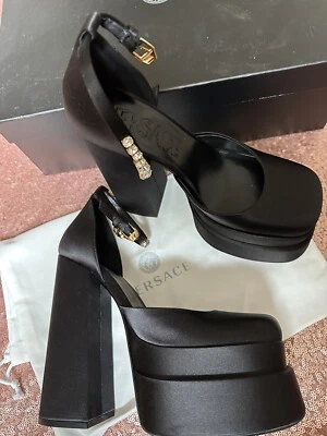 Versace 9,5 negro. Auténtica plataforma de correa al tobillo de cristal Aevitas Medusa, celebridades Foto 1 de 4