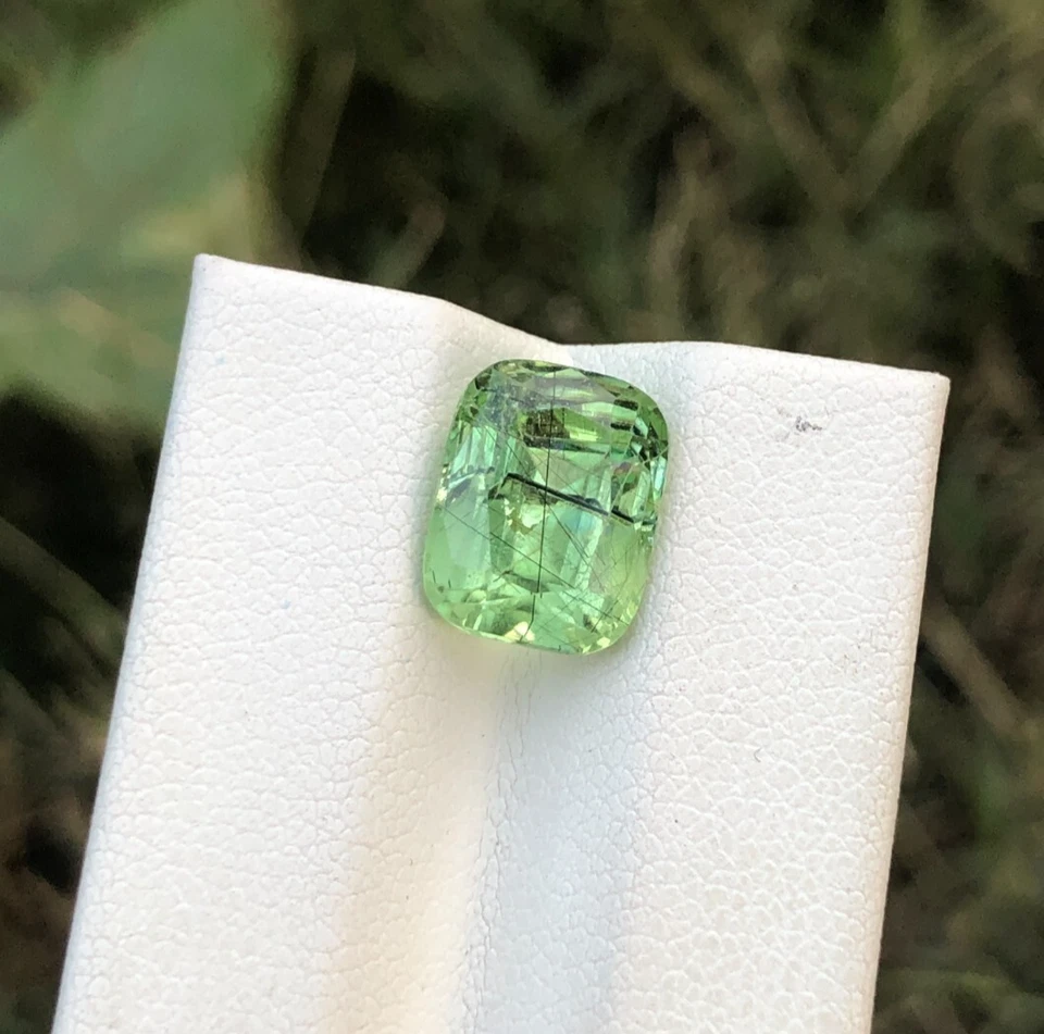 Natural Ludwigite Peridot 4.50 Carats – Apple Green Radiant Faceted Cut Gems - Image 1 of 4