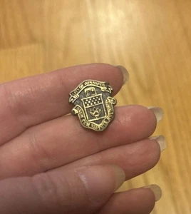 Vintage Hat Pin City of Winnipeg Unum Cum Virtute Multorum Lapel Pinback - Picture 1 of 2