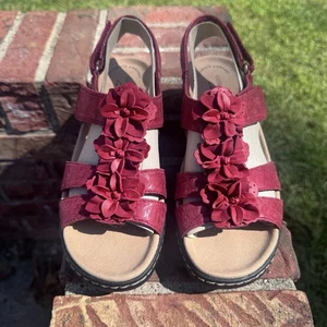 NUEVAS Sandalias Clark’s Mujer Talla 6.5 Anchas Merliah Sheryl Cuero Rojo Flores - Imagen 1 de 9