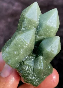102g ¡¡¡EXCELENTE!!! Nuevo hallazgo raro NATURAL racimos de cristal verde espécimen ie2117 - Imagen 1 de 12