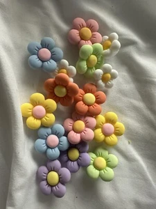 15 Pieces COLORFUL DAISY FLOWER Charms for Crocs Laces Keychains - Picture 1 of 2