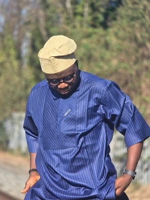 Abbigliamento uomo su misura, tessuto tradizionale, abbigliamento senatore, caftano nativo di seyiAliu - Immagine 1 di 4