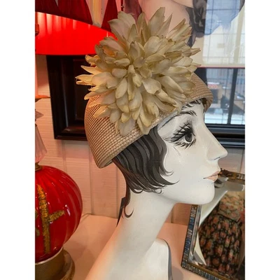 Sombrero estilo cloche vintage años 60 con mamá señor john enorme flor beige paja años 60 mod Foto 1 de 4