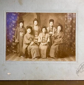 Japanisches Foto von 6 jungen Frauen im Kimonokleid Anfang 20. Jh. - Bild 1 von 4