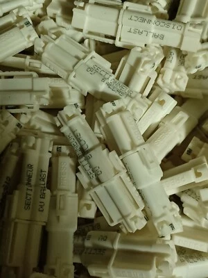 100 pcs TE Light-n-Lok Ballast Disconnect 18AWG 3-Pos 2008149-1 2008150-1 600V - Image 1 of 4