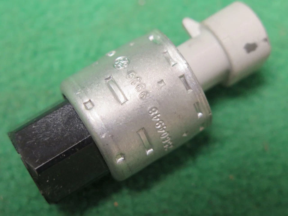 25604948 GM AIR CONDITIONING COMPRESSOR CLUTCH HIGH PRESSURE CYCLING SWITCH - Image 1 of 1