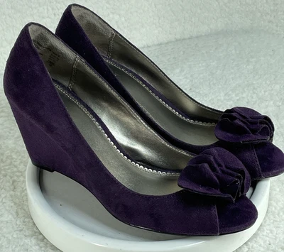 Dexter Wedge Heels Womens Sz 8 Purple Faux Suede Peep Toe Cushioned Sole Shoes - Image 1 of 4