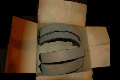 Genuine Nissan & Infiniti 440600W727  Rear Brake Shoe Set NOS - Image 1 of 4