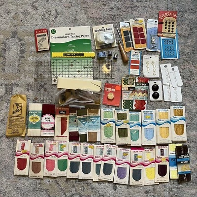 Gran Lote de Suministros de Coser y Máquina Prensatelas Pies Costura Encuadernación Encaje Regla De Colección Foto 1 de 4