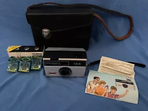 Cámara Kodak Instamatic 124 de la década de 1960 con cubos de flash Sylvania punto azul, estuche de cuero - Imagen 1 de 20