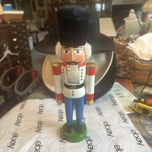 Vintage Erzgebirge Holz weiß blau Nussknacker Soldat 11 Zoll - Bild 1 von 14