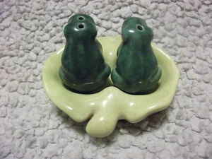 VINTAGE FROGS SALT & PEPPER SHAKERS & LEAF TRAY Set of three - Picture 1 of 8