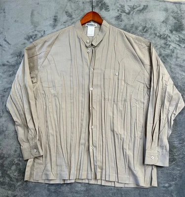 Issey Miyake Hombres Poliarrugas Plisado Banda Cuello Camisa Hombres Pequeña Tostada Foto 1 de 4