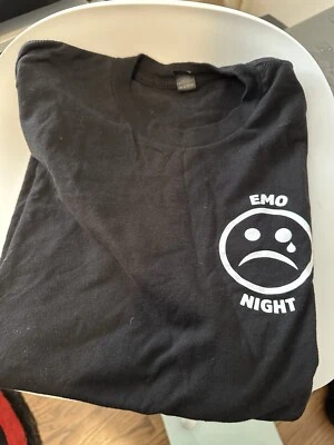 Mercancía nocturna emo usada talla mediana negra Foto 1 de 4
