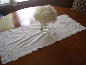Snow White Butterflies 15"x33" Table Runner Scalloped Edges Eyelets & Cording - Picture 1 of 8