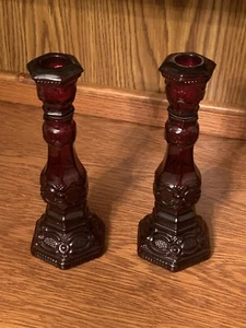Avon Cape Cod Ruby Pair Of Candlestick Holders - Imagen 1 de 1