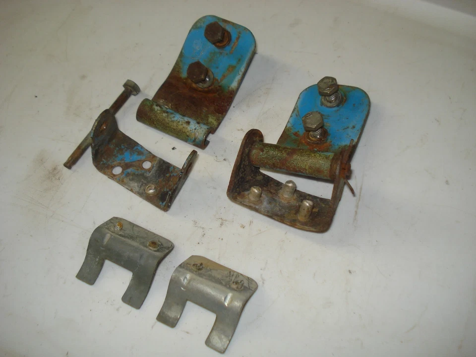 Sno Jet Whisper Jet Yamaha 440 1974 capó bisagras soportes (grietas y dobladas) Foto 1 de 4