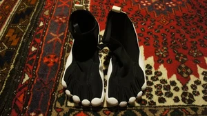 Vibram Fivefingers V-NEOP Negro/Blanco 21M9601 Talla 11-11.5 SIN PLANTILLAS - Imagen 1 de 8