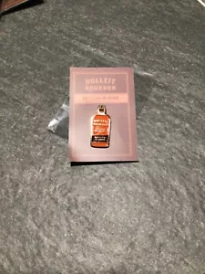 Spilla da bavero Bulleit Borbone imbottigliato in bond a forma di bottiglia nuova - Foto 1 di 3