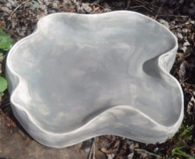 Elegant birdbath bird feeder concrete plaster mold mould 16" x 12" x 3" thick - Image 1 of 4