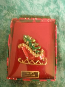 SPILLA/SPILLA NATALIZIA~TONO ORO/SMALTO~SLITTA CON ALBERO DI NATALE~STRASS~NIOB - Foto 1 di 2