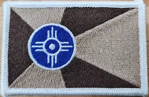 Parche de bandera de Wichita Kansas con gancho y lazo bronceado, marrón y azul. Borde blanco - Imagen 1 de 1