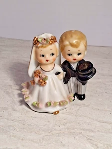 1956 Lefton Porcelain Bride & Groom Figurine Bell, 3ins Tall, 2.5ins Wide. - Picture 1 of 6
