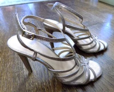 Sexy Sandalias Fioni LIA Oro Rosa Metálicas con Tiras Tacones de 3.75" Usadas en Excelente Condición Talla 7.5 Foto 1 de 4