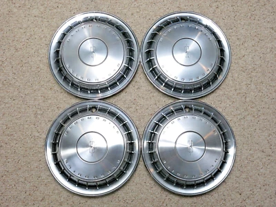 Conjunto NOS (4) GM 1969 Oldsmobile Cutlass F85 Delta 88 Deluxe 14" tampas de cubo 402499 - Imagem 1 de 4