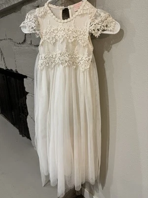 Nuevo con etiquetas Vestido Think Rosa Lazo Luciana Manga Gorra Encaje Flor Niña - Marfil - Talla 5 Foto 1 de 2
