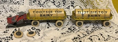 TRACTOR TOOTSIETOY #805 DE COLECCIÓN CON 2 VAGONES LECHEROS - Solo base de tractor Foto 1 de 4