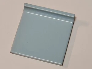 Vintage Piastrella bordo baia ceramica anni '60 Tilecrest 4 1/4" blu chiaro lucido NUOVO - Foto 1 di 3
