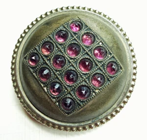 Großer antiker Schmuckknopf ~ gewölbtes Messing mit lila Paste Vorsprüngen ~ 1-1/2 Zoll - Bild 1 von 6