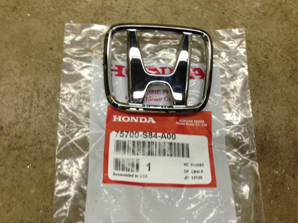 Genuine OEM Honda Accord 4Dr Sedan Front Grill H Emblem 1998 - 2000 - Image 1 of 1