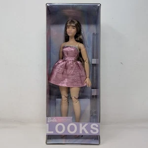 Barbie Signature Looks Modelo #24 Rosa Mini Vestido Moda Muñeca 2023 HRM16 Nuevo - Imagen 1 de 6