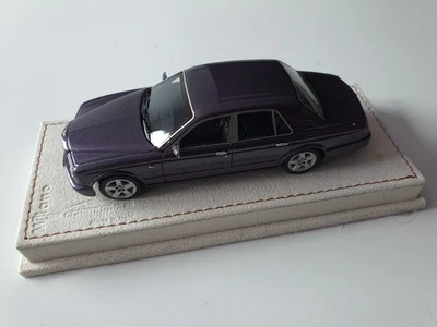 Bentley Arnage T  Salon de Geneve 2004  1:43 purple on Leather base - Bild 1 von 4