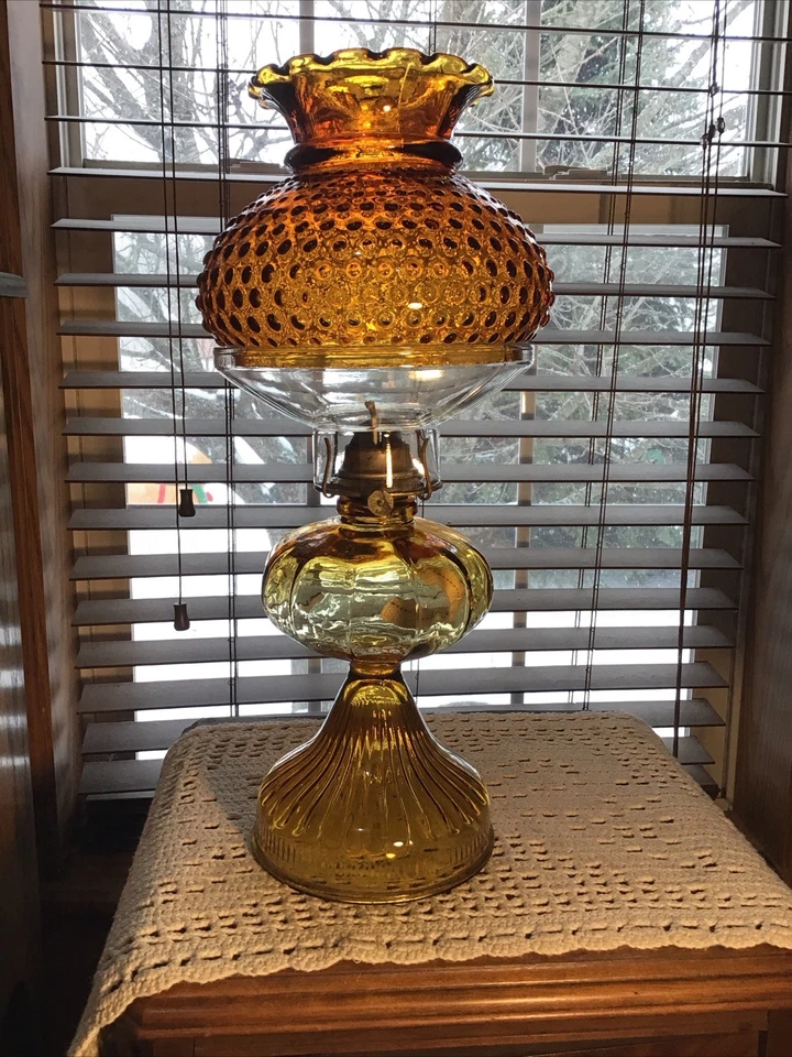 "Hermosa lámpara de aceite antigua de melón ámbar de 18"" con pantalla e iluminador" Foto 1 de 4