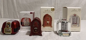 3 adornos temáticos de radio y jukebox Hallmark incluyendo radio pública del Polo Norte - Imagen 1 de 9