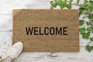 BIENVENIDO EN CUALQUIER LANGAUGE Alfombrilla de puerta de coco 70x40 Alfombrilla de piso interior plantillada - Imagen 1 de 27
