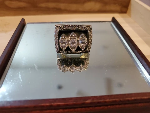 LOS ANGELES RAIDERS WORLD CHAMPIONS SUPERBOWL RING- UNBELIEVABLE Cover