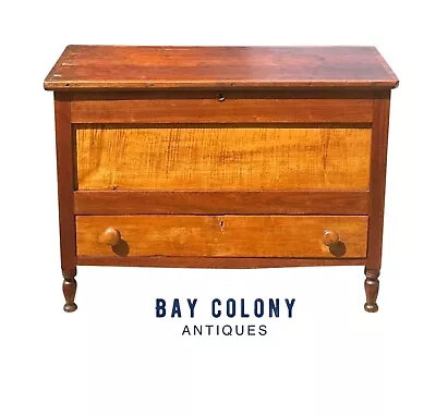 ANTIGUA MANTA COFRE CON PANEL ELEVADO DE NOGAL Y ARCE TIGRE DEL SUR EN PATAS TORNEADAS Foto 1 de 4