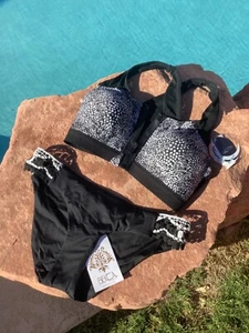 COSTUME DA BAGNO BIKINI BECCA & HALF MOON 2 PEZZI NERO NUOVO - PICCOLO - Foto 1 di 4