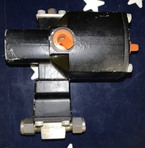 Swagelok SS-43S4 1/4"" Rohr - weißes Modell 131DA 1/8"" MNPT 90 Ventil 200 psi - Bild 1 von 8