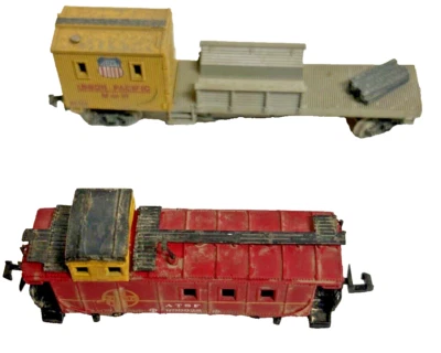 N Scale Bachmann Lot of 2 Rolling Stock  including  U. P.  Work Caboose & ATSF - Image 1 of 4