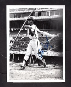 Willie Montanez batting SIGNED Autograph 1971 Press Photo Philadelphia Phillies - Picture 1 of 2
