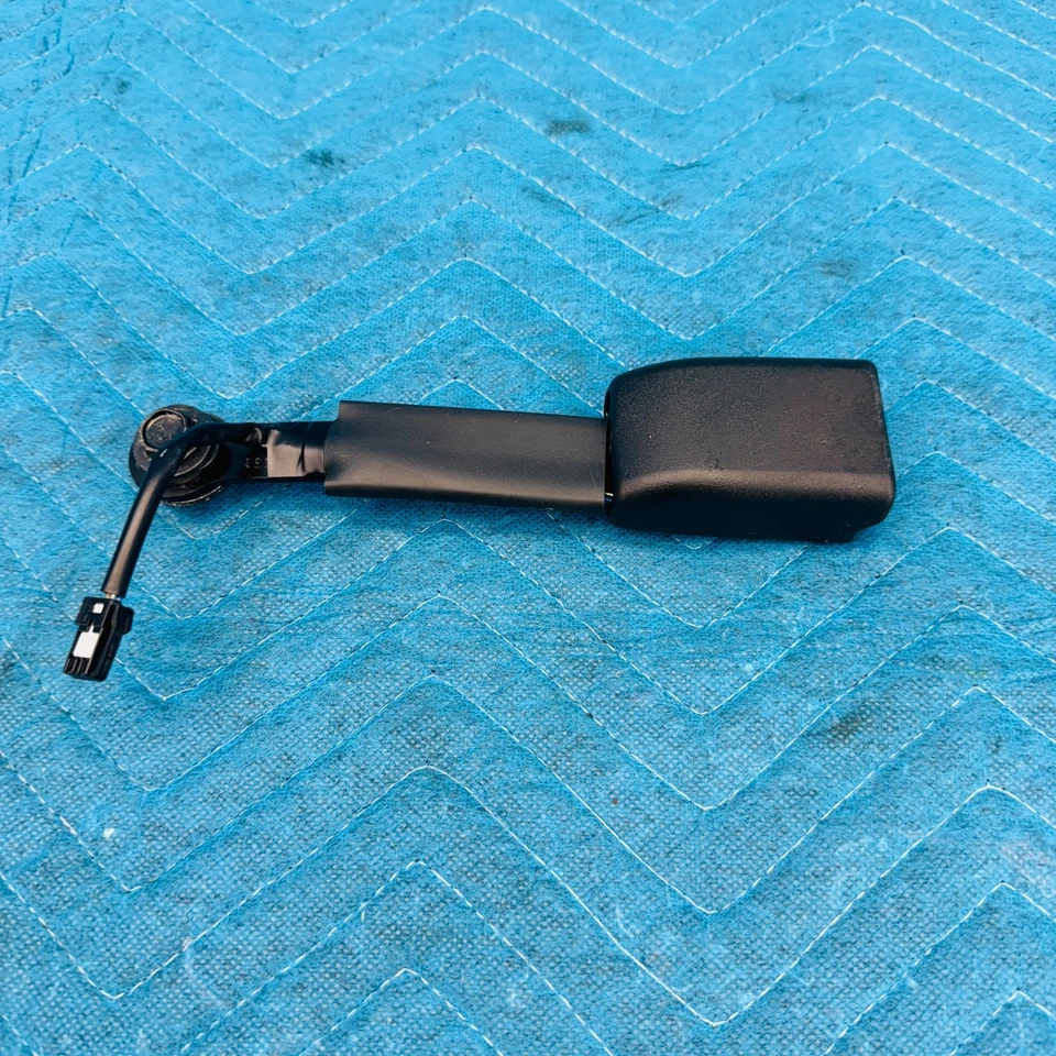 Pretensor de hebilla de cinturón de seguridad delantero izquierdo Infiniti M56 M37 Q70 OEM 100127CL 127K Foto 1 de 4